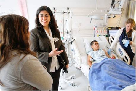 A Spanish language interpreter helping patient and doctor understand eachother.